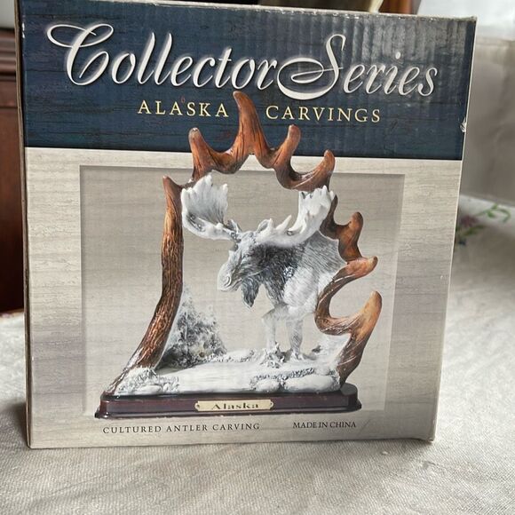 Alaskan Carvings Colletor series moose in snow . - Picture 1 of 8